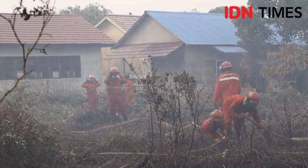 Tim gabungan memadamkan api yang mendekati sekolah di Kubu Raya, Kalbar. (IDN Times/Istimewa).