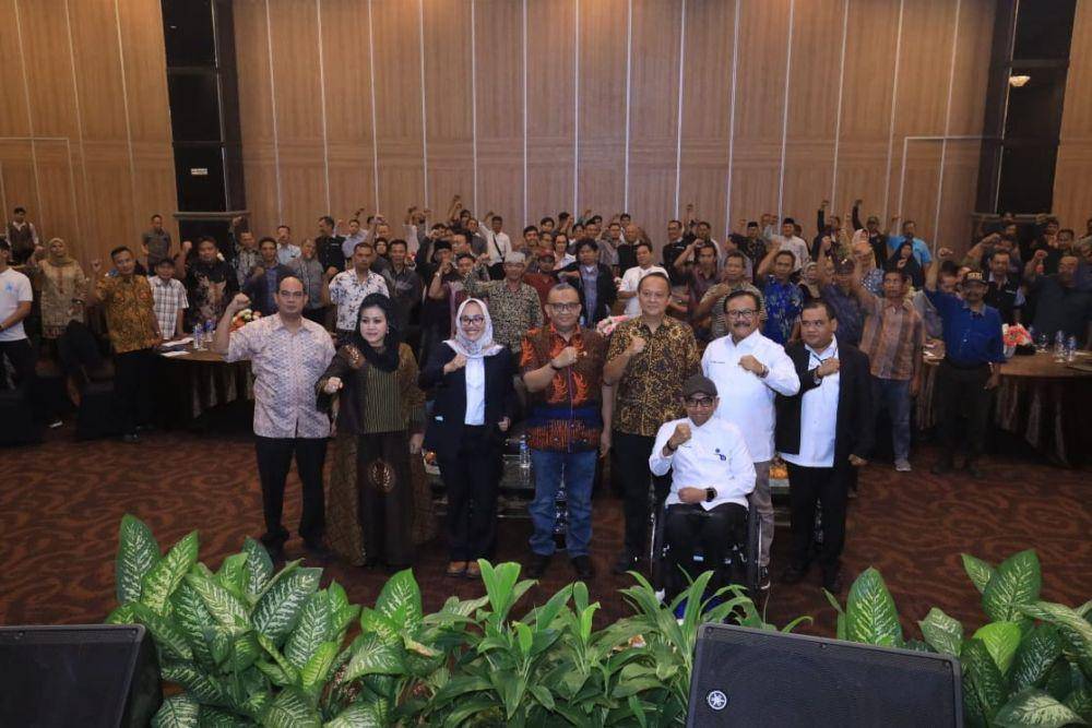 Foto bersama dalam kegiatan 'Penguatan Soft Skills Kader Hubungan Industrial' di kota Cirebon, Jawa Barat, Jumat (29/9/2023). (Dok. Kemnaker)