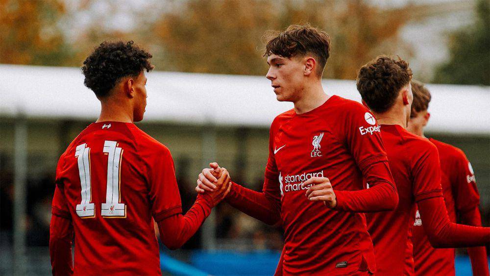 Luke Chambers (kanan) (liverpoolfc.com)