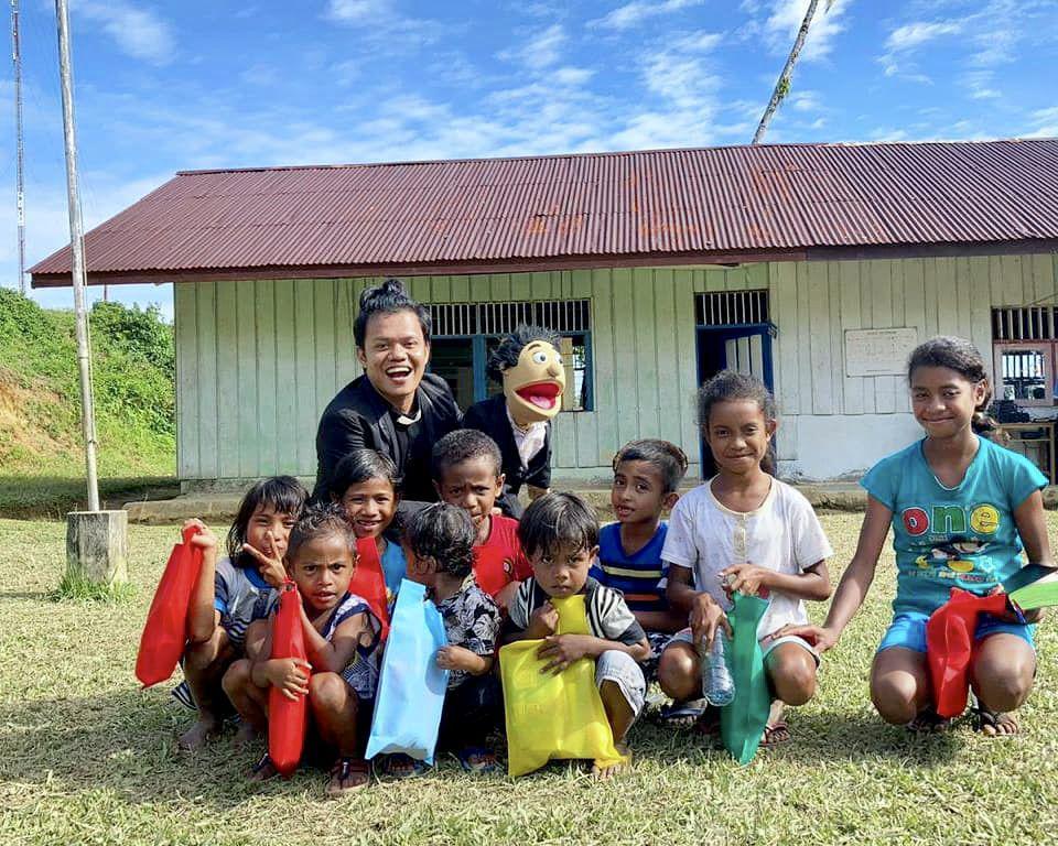 Eklin Amtor de Fretes, Mendongeng untuk Menyatukan Maluku