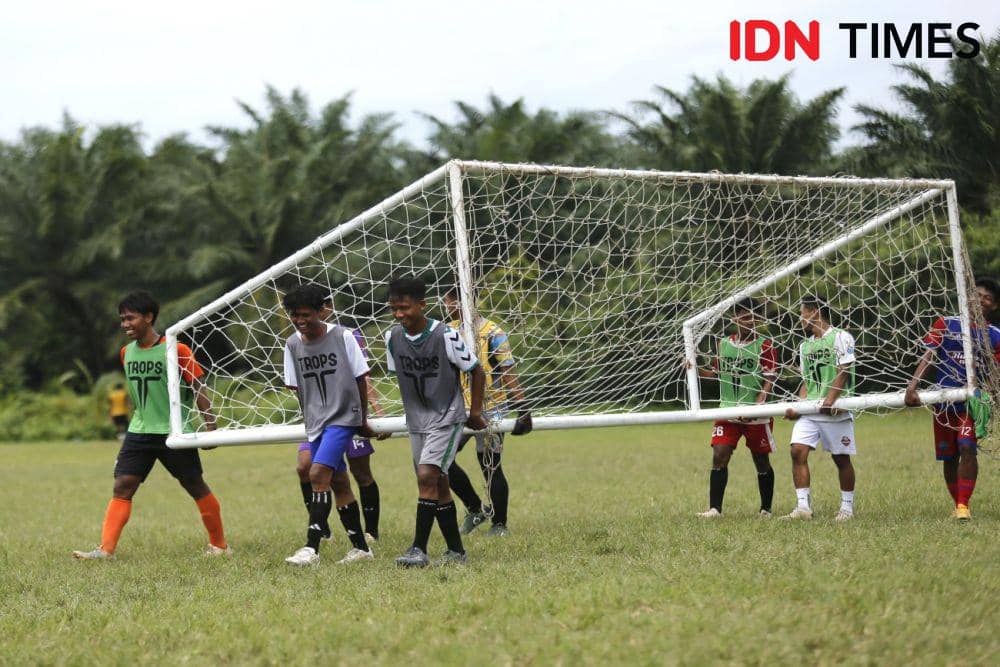 Para pemain PS Kwarta saat persiapan menghadapi Liga 3 musim 2023/2024 (IDN Times/Doni Hermawan)