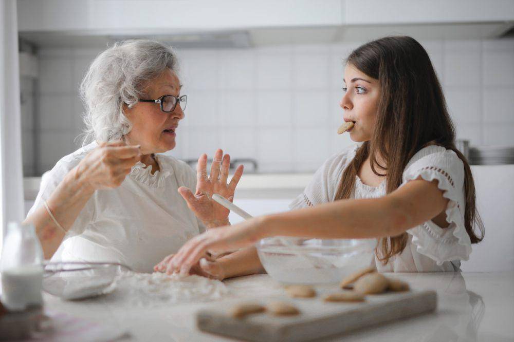 protret seorang nenek bersama cucunya (pexels.com/Andrea Piacquadio)