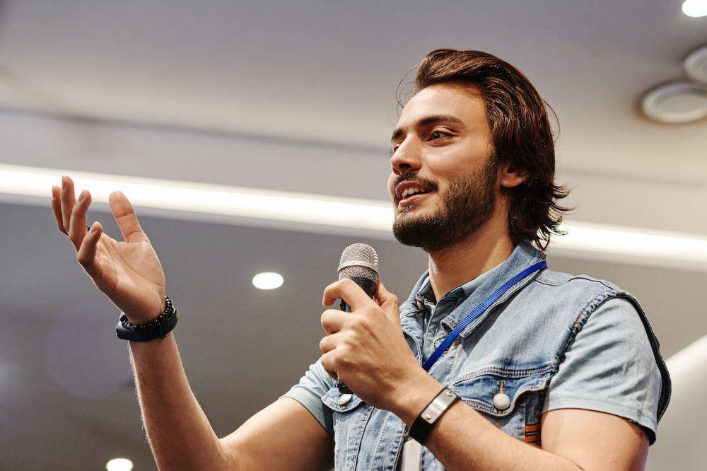 ilustrasi public speaker yang sudah membangun personal branding (pexels.com/Henri Mathieu)