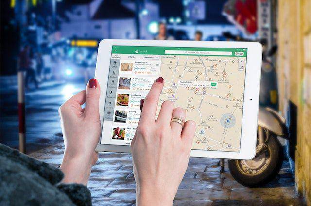 ilustrasi melihat maps (Pexels.com/Pixabay)