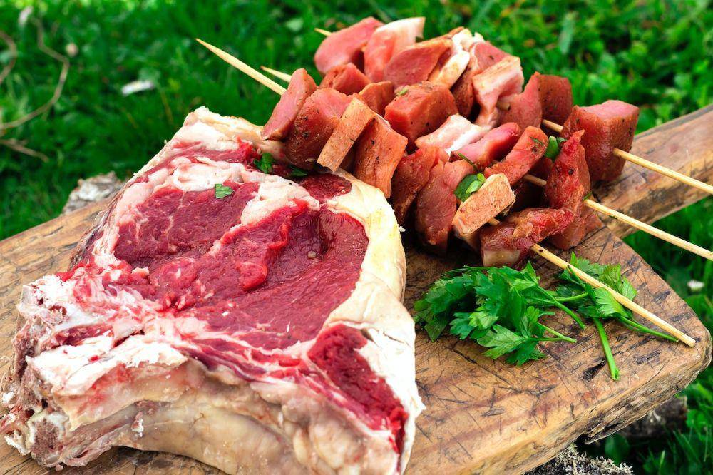 ilustrasi daging sapi yang siap dibakar (pexels.com/zakhar)