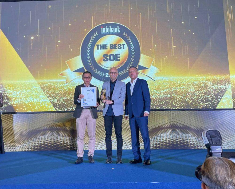 PT Pegadaian mendapat pengakuan sebagai The Best State Owned Enterprise 2023 dengan kategori Excellence Financial Performance SOE in 2022, di ajang Islamic Finance Summit 2023 yang digelar oleh Infobank Media Group di Jakarta, Rabu (27/09). (dok. Pegadaian)