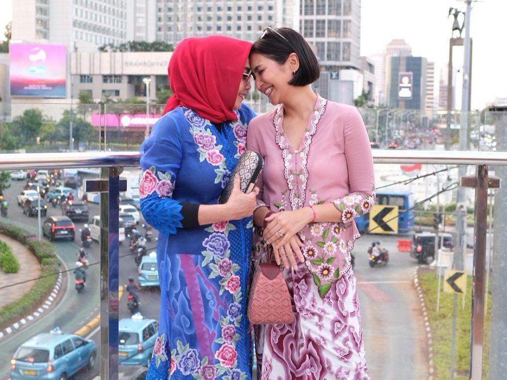 9 Potret Caca Tengker dan Rieta Amilia Kompak Pakai Batik Mega Mendung