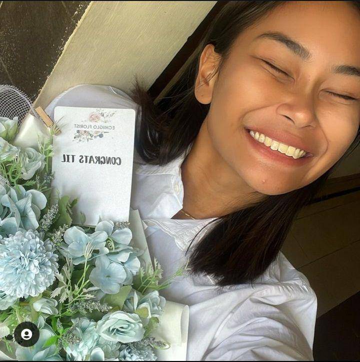 Sarah Tumiwa sidang skripsi (Instagram.com/sarahtumiwa)