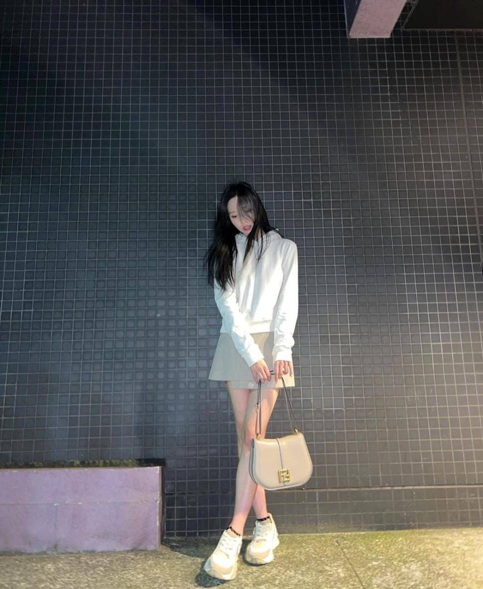 ide padu padan mini skirt ala Mina TWICE (instagram.com/mina_sr_my)