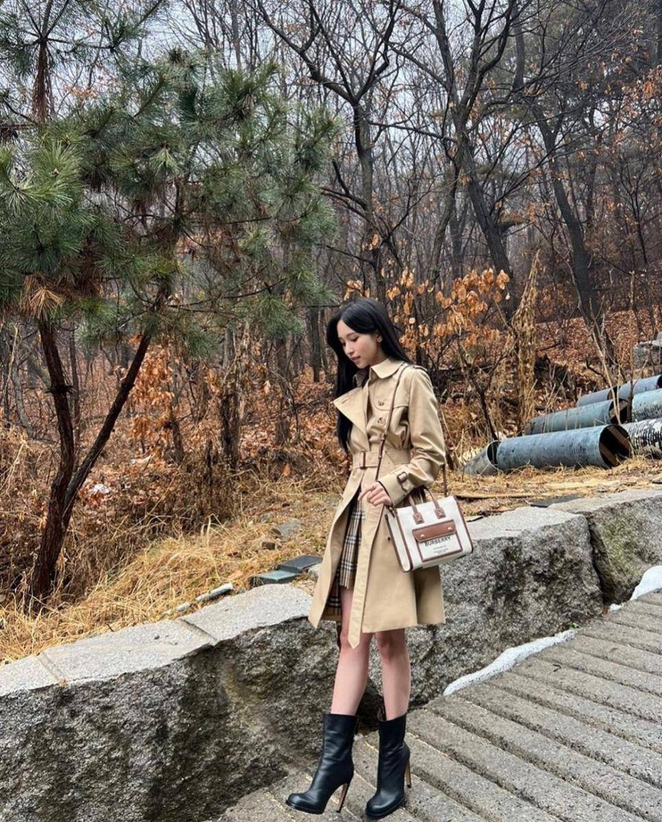 ide padu padan mini skirt ala Mina TWICE (instagram.com/mina_sr_my)