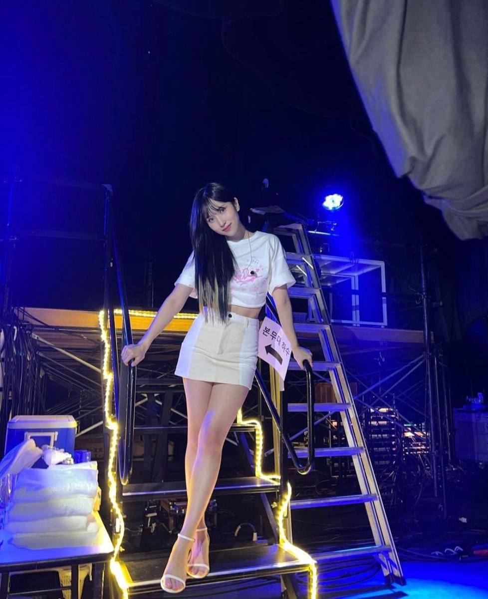 ide padu padan mini skirt ala Mina TWICE (instagram.com/mina_sr_my)