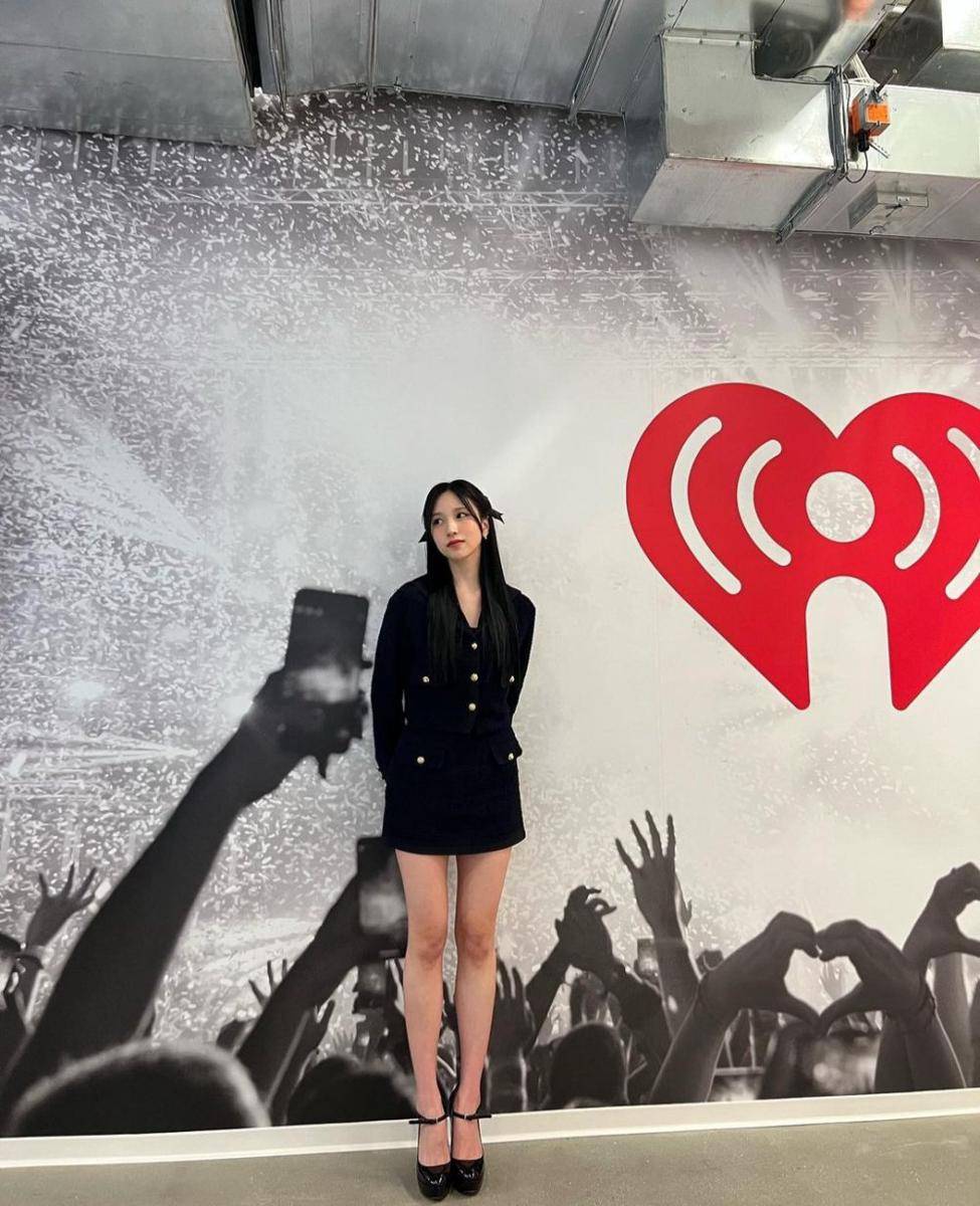 ide padu padan mini skirt ala Mina TWICE (instagram.com/mina_sr_my)