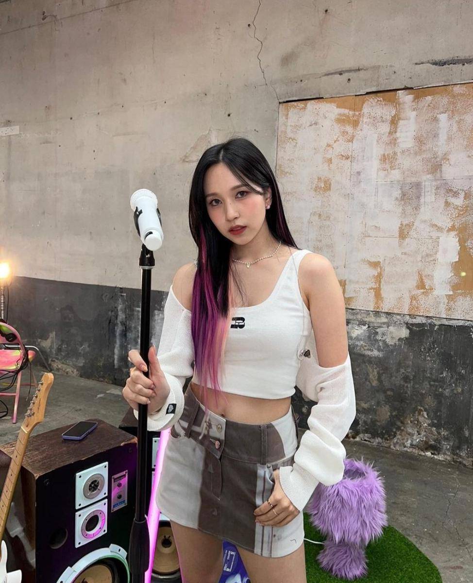 ide padu padan mini skirt ala Mina TWICE (instagram.com/mina_sr_my)