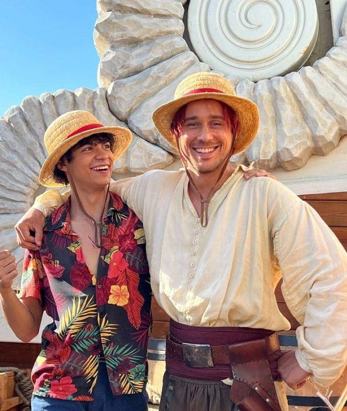 Inaki Godoy bersama Peter Gadiot (dok. Netflix/One Piece)