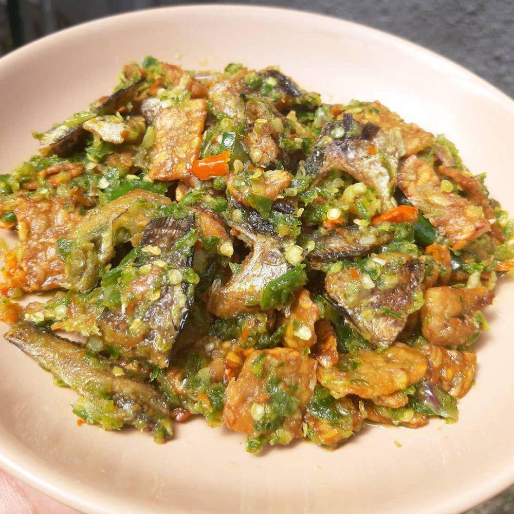 Ikan asin cabe ijo (instagram.com/lilyedwi75)