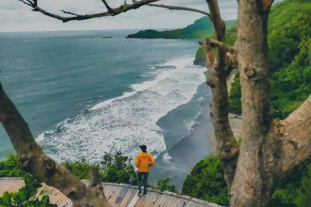 Pantai Surumanis, Wisata Tersembunyi Dengan Jajaran Tebing Tinggi
