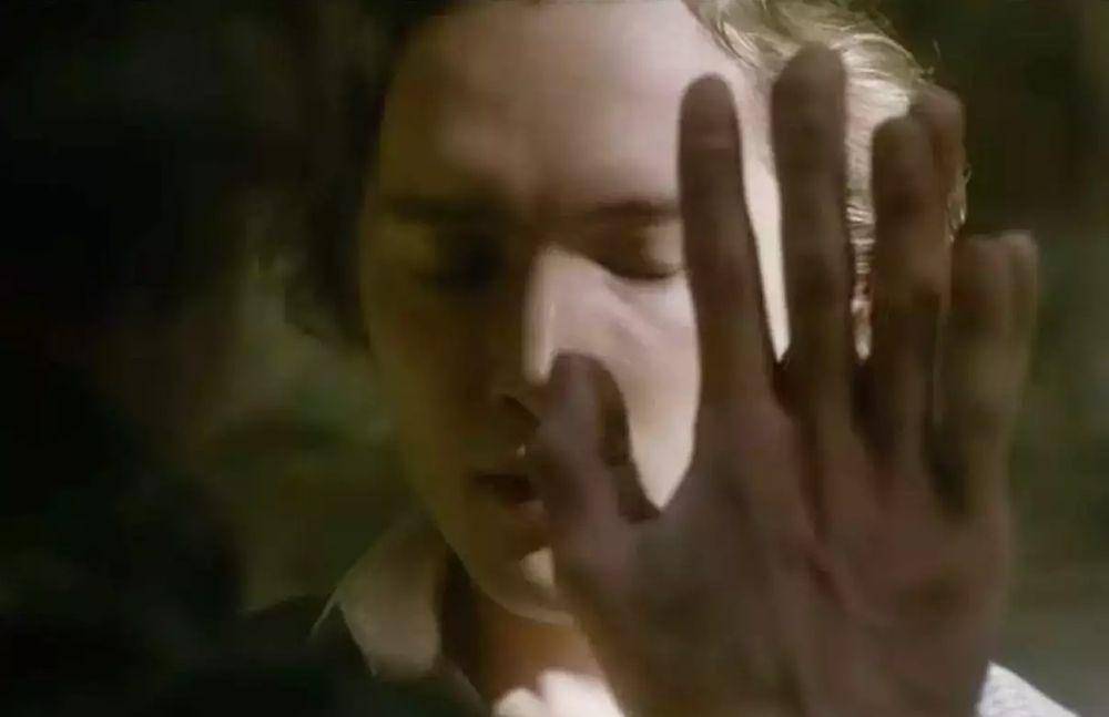 Toby Regbo sebagai Albus Dumblebode dalam Fantastic Beasts: The Crimes of Grindelwald (dok. Warner Bros/Fantastic Beasts: The Crimes of Grindelwald)