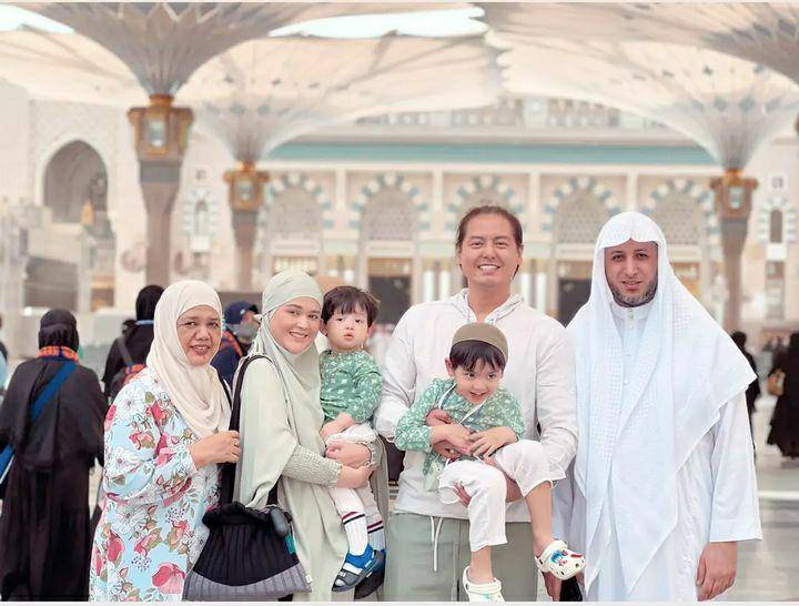 potret umrah Roger Danuarta (instagram.com/ahmad_almisry)