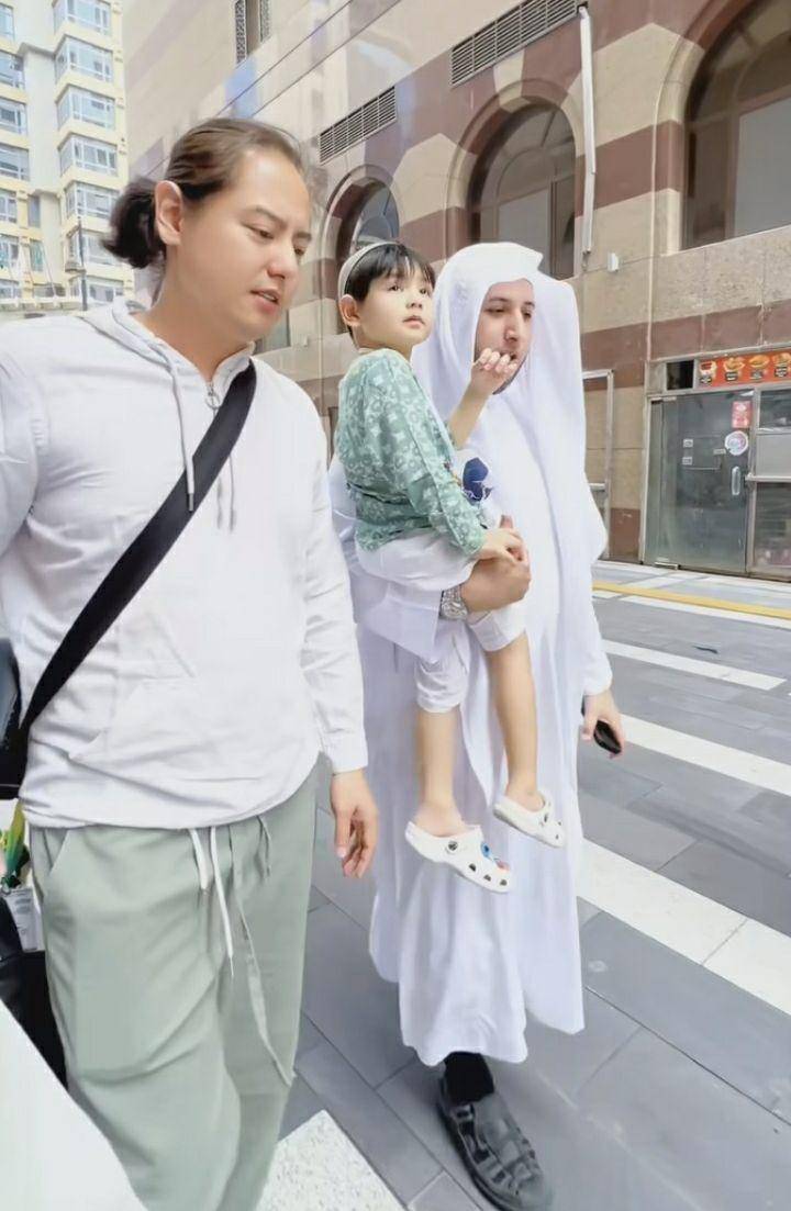 potret umrah Roger Danuarta (instagram.com/rogerojey)