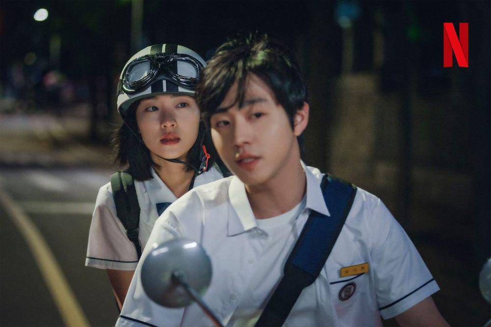 Jeon Yeo Bin dan Ahn Hyo Seop di KDrama A Time Called You (instagram.com/netflixkr)