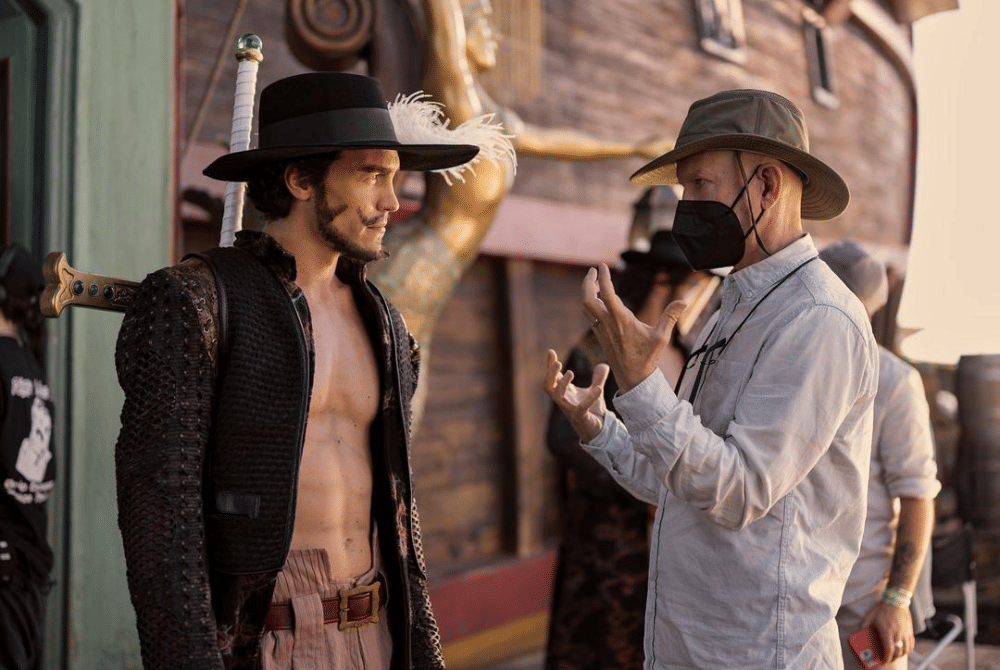 Steven Ward sebagai Mihawk bersama Steven Maeda (dok. Netflix/One Piece)