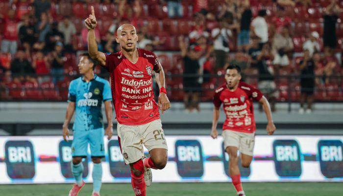 Novri setelah cetak gol ke gawang Persikabo 1973. (Baliutd.com)