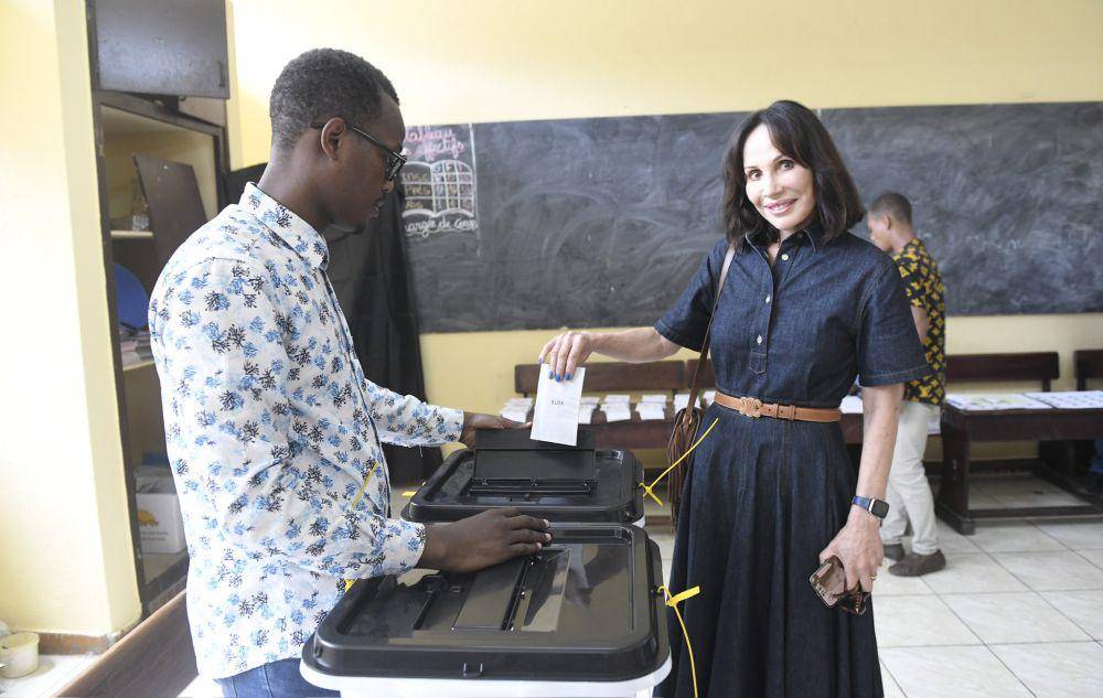 Istri mantan Presiden Gabon, Sylvia Bongo Ondimba Valentin (kanan) saat ikut dalam pilpres. (twitter.com/Sylviabongo)