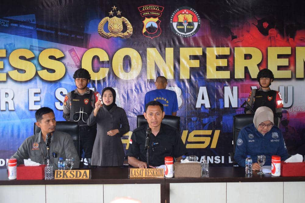 Kepala Resort Konservasi Wilayah Cilacap Wahyono Restanto (tengah) bersama Kepala Resort Konservasi Wilayah Cilacap Wahyono Restanto dan jajaran Polresta Banyumas saat gelar perkara. (IDN Times/Dok Humas Polda Jateng (