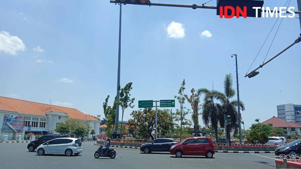 Kondisi lalu lintas di seputaran Bundaran Tugu Muda dengan penampakan tutupan awan yang sangat minim di siang hari. (IDN Times/Fariz Fardianto)