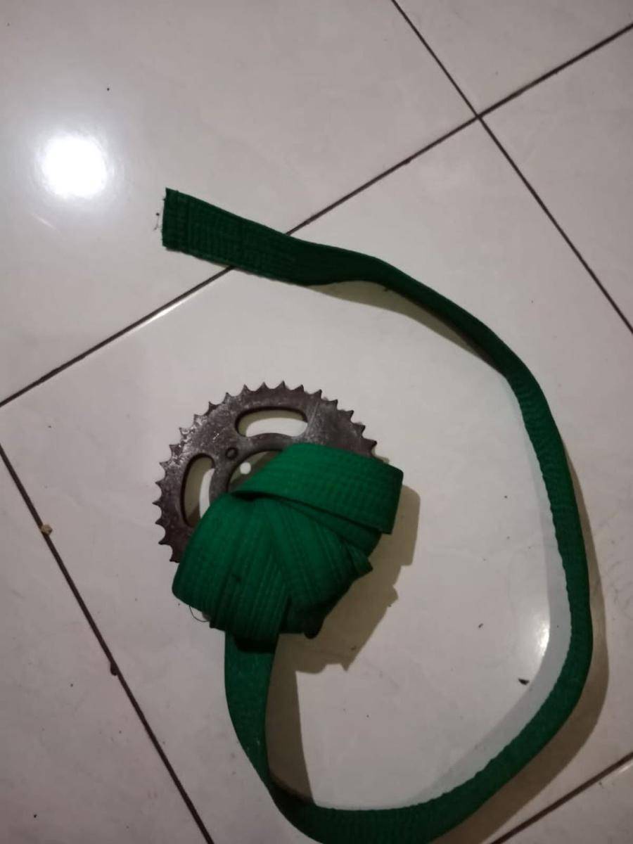Barang bukti senjata gir yang diikat dengan sabuk. (Dok. Polres Bantul)