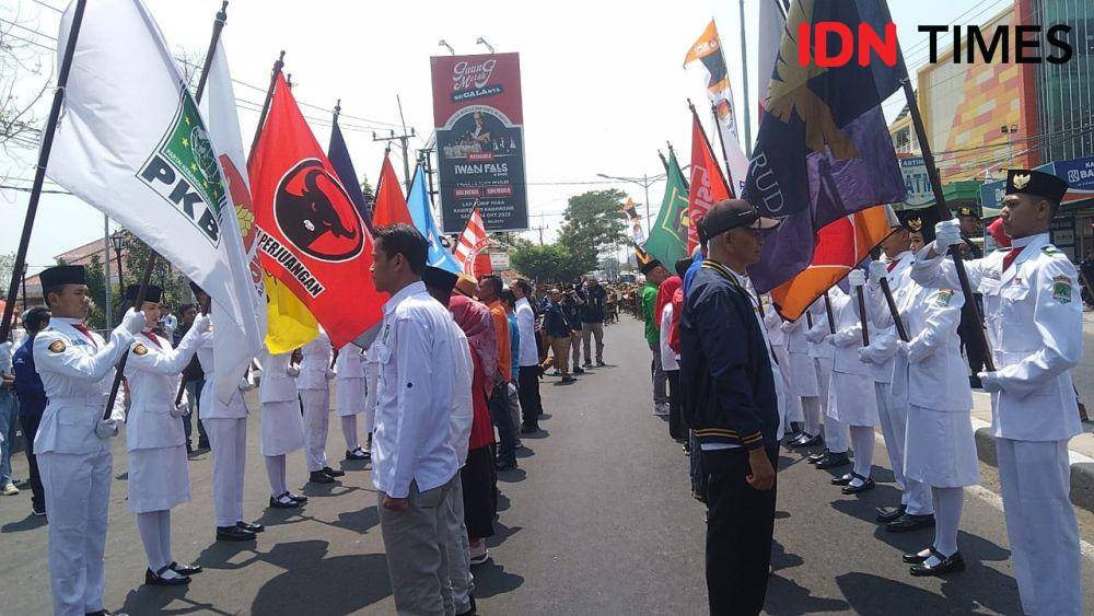 Inin Nastain (IDN Times)/ paskibra membawa bendera parpol saat kirab pemilu