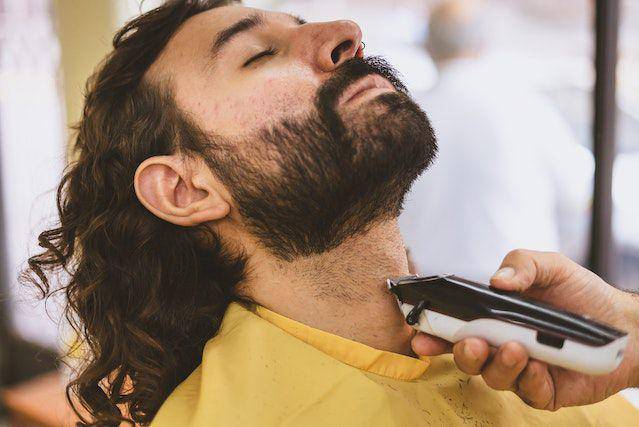 ilustrasi mencukur dengan shaver (Pexels.com/Los Muertos Crew)