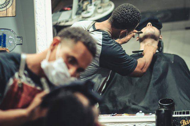 ilustrasi mencukur dengan trimmer (Pexels.com/Thgusstavo Santana))