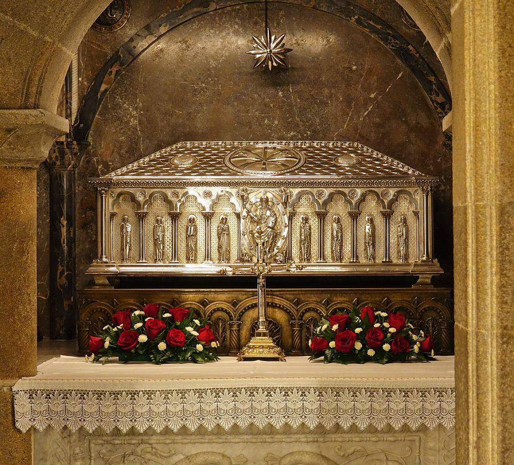 potret peti yang berisi relikui Santo Yakobus dan kedua muridnya yang berlokasi di ruang bawah tanah Katedral Santiago de Compostela (commons.wikimedia.org/Bjorn Christian Torrissen)