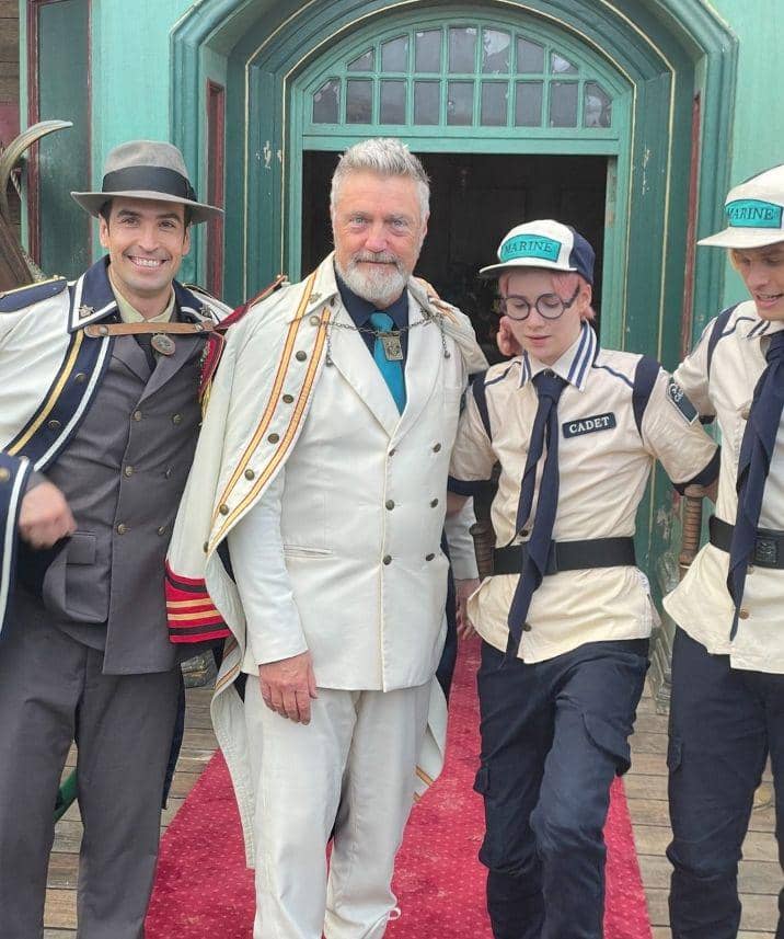 foto bersama pemeran Bogard, Garp, Koby, dan Helmeppo (dok. Netflix/One Piece)