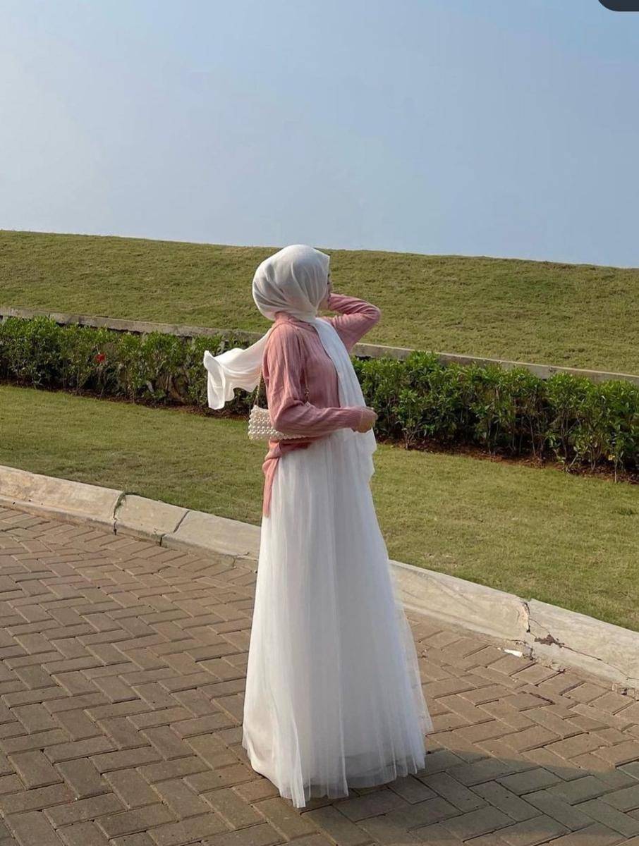 OOTD hijab pink (instagram.com/arclunapasha)