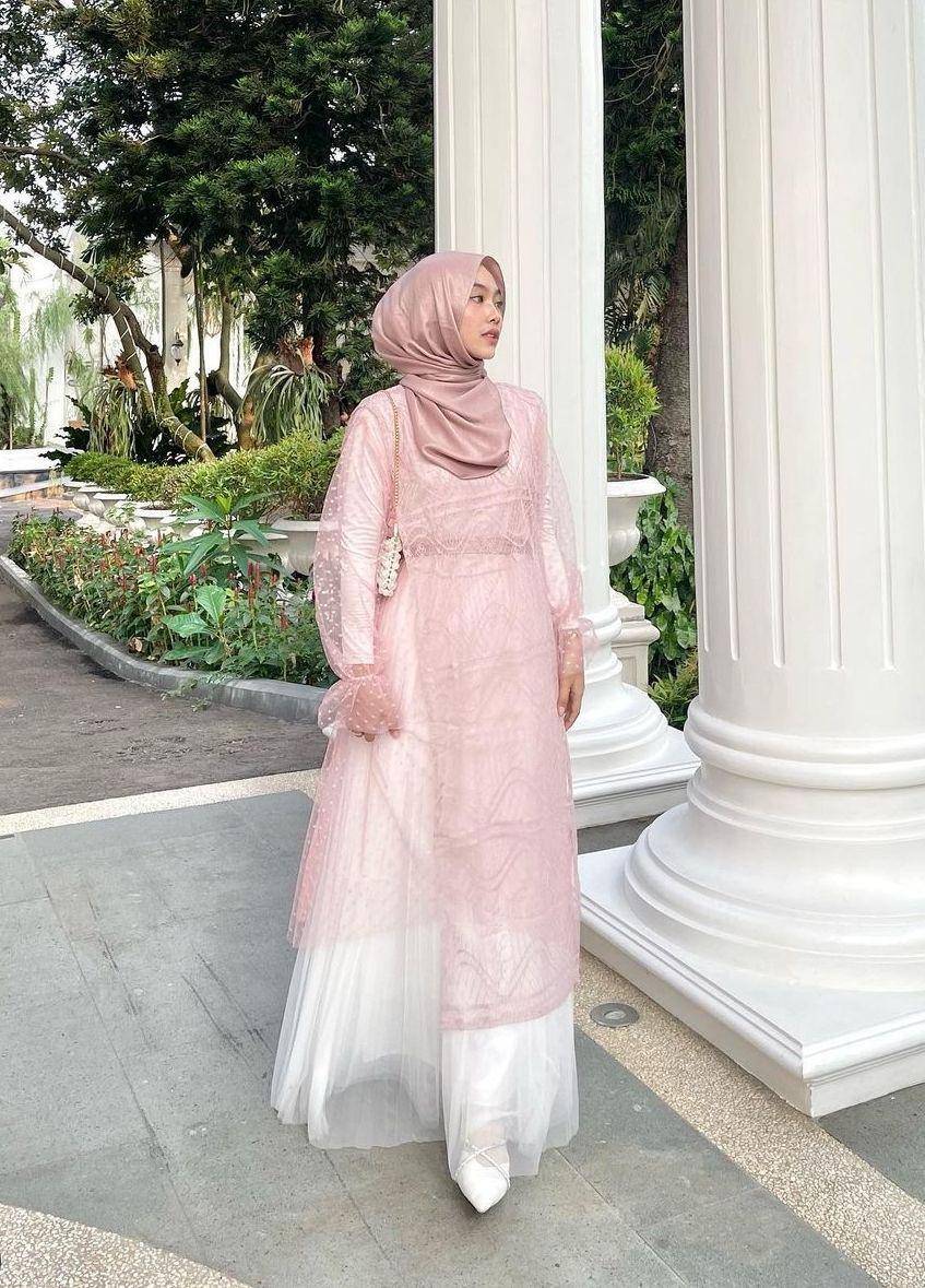 OOTD hijab pink (instagram.com/arclunapasha)