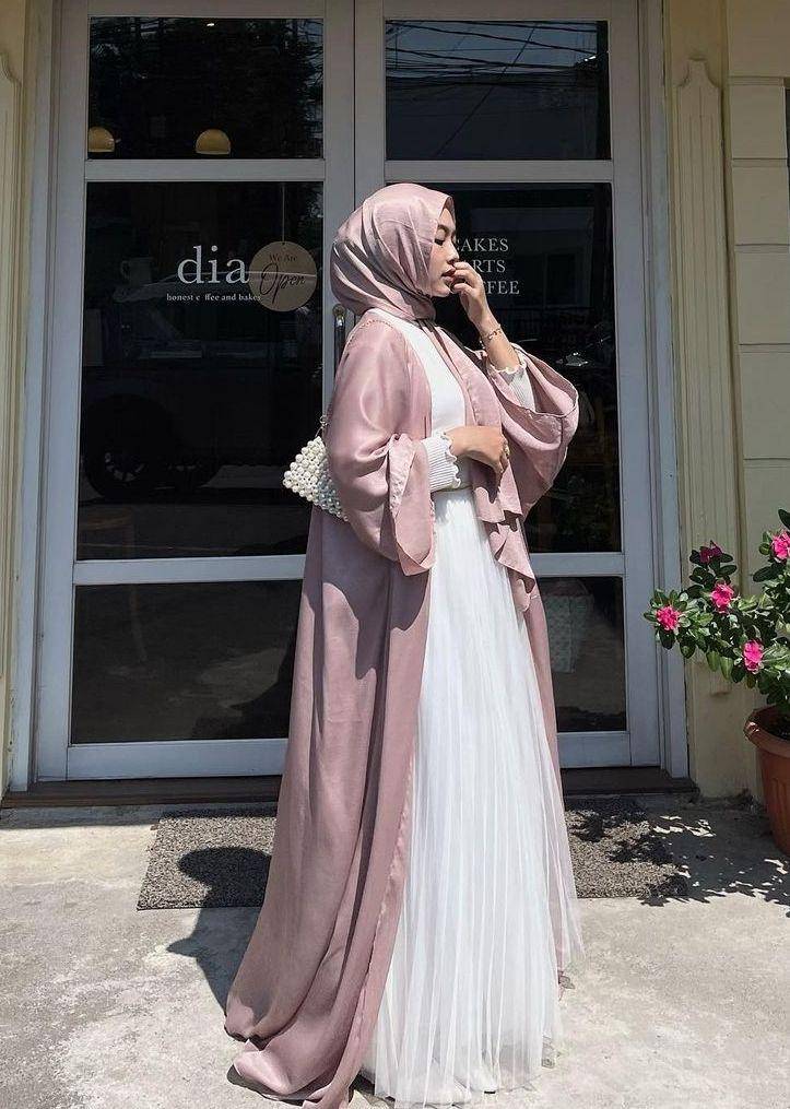 OOTD hijab pink (instagram.com/arclunapasha)