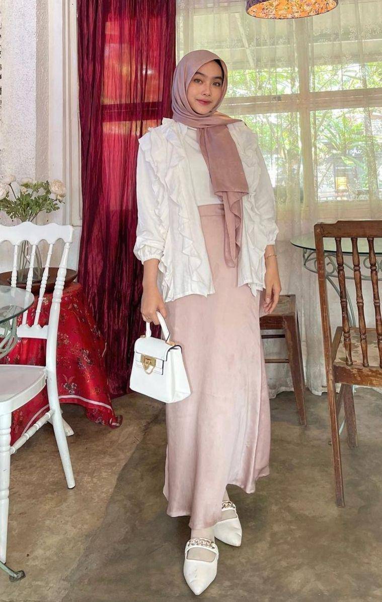 OOTD hijab pink (instagram.com/arclunapasha)