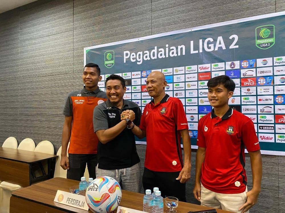 Pelatih Persiraja Achmad Zulkifli dan Pelatih Sada Sumut Suharto AD bersalaman jelang laga lawan Persiraja (Dok.Sada Sumut FC)