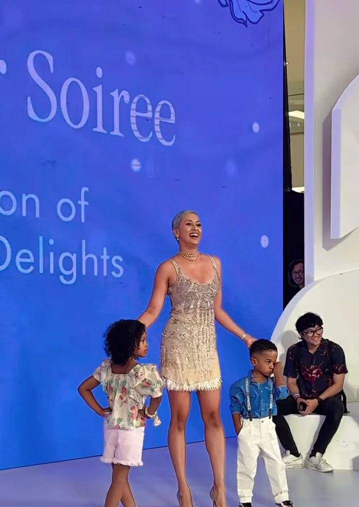 momen fashion show Akira dan Dom di Senayan City (instagram.com/adhityaputri)