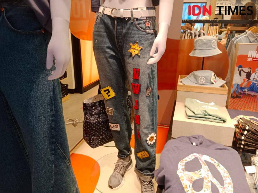 Potret Kolaborasi NewJeans dan Levi's di Original Levi's Store Grand Indonesia Jakarta pada Sabtu (30/9/2023). (IDN Times/Adyaning Raras)