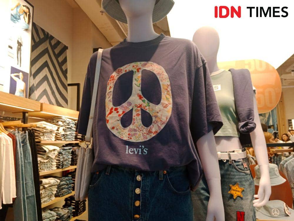 Potret Kolaborasi NewJeans dan Levi's di Original Levi's Store Grand Indonesia Jakarta pada Sabtu (30/9/2023). (IDN Times/Adyaning Raras)