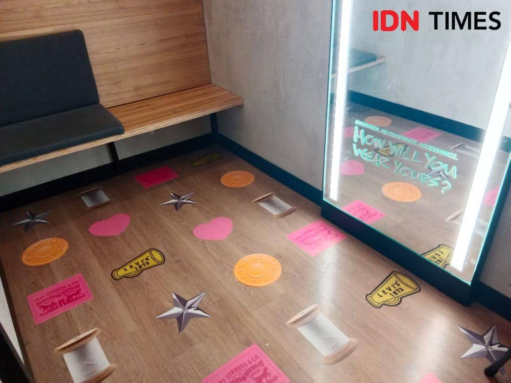 Potret Kolaborasi NewJeans dan Levi's di Original Levi's Store Grand Indonesia Jakarta pada Sabtu (30/9/2023). (IDN Times/Adyaning Raras)