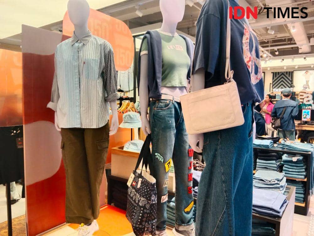 Potret Kolaborasi NewJeans dan Levi's di Original Levi's Store Grand Indonesia Jakarta pada Sabtu (30/9/2023). (IDN Times/Adyaning Raras)