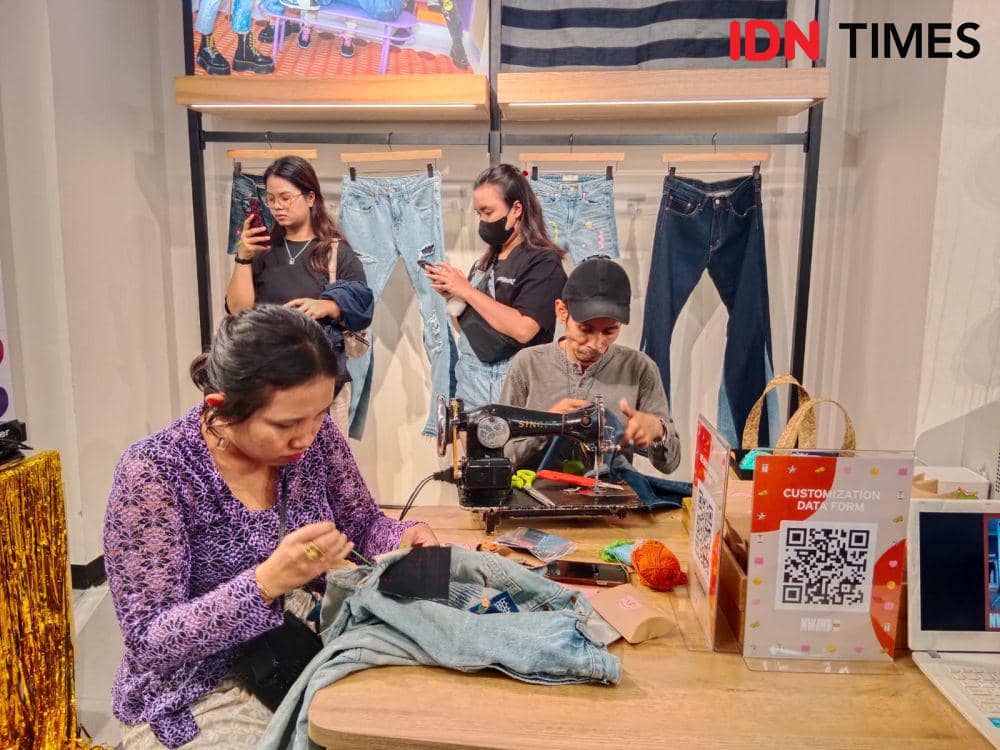 Potret Kolaborasi NewJeans dan Levi's di Original Levi's Store Grand Indonesia Jakarta pada Sabtu (30/9/2023). (IDN Times/Adyaning Raras)