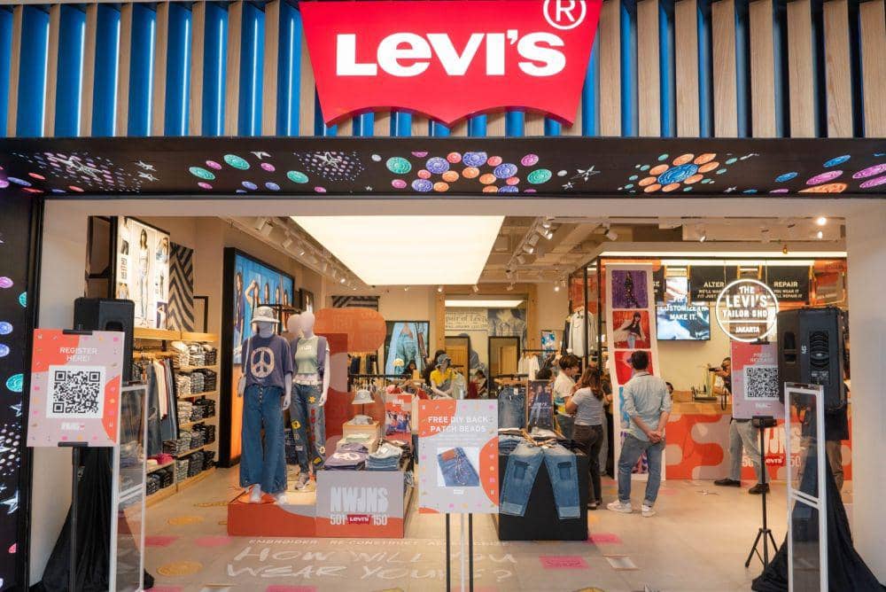 8 Potret Kolaborasi NewJeans dan Levi's, Pengunjung Bisa Hias Celana!