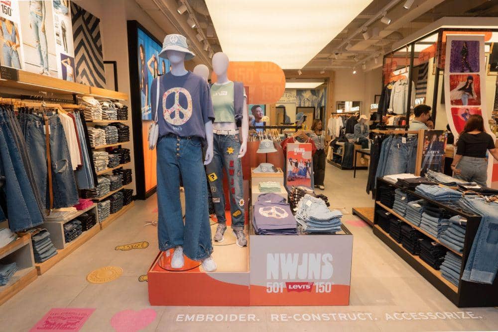 Potret Kolaborasi NewJeans dan Levi's di Original Levi's Store Grand Indonesia Jakarta pada Sabtu (30/9/2023). (dok. Levi's)