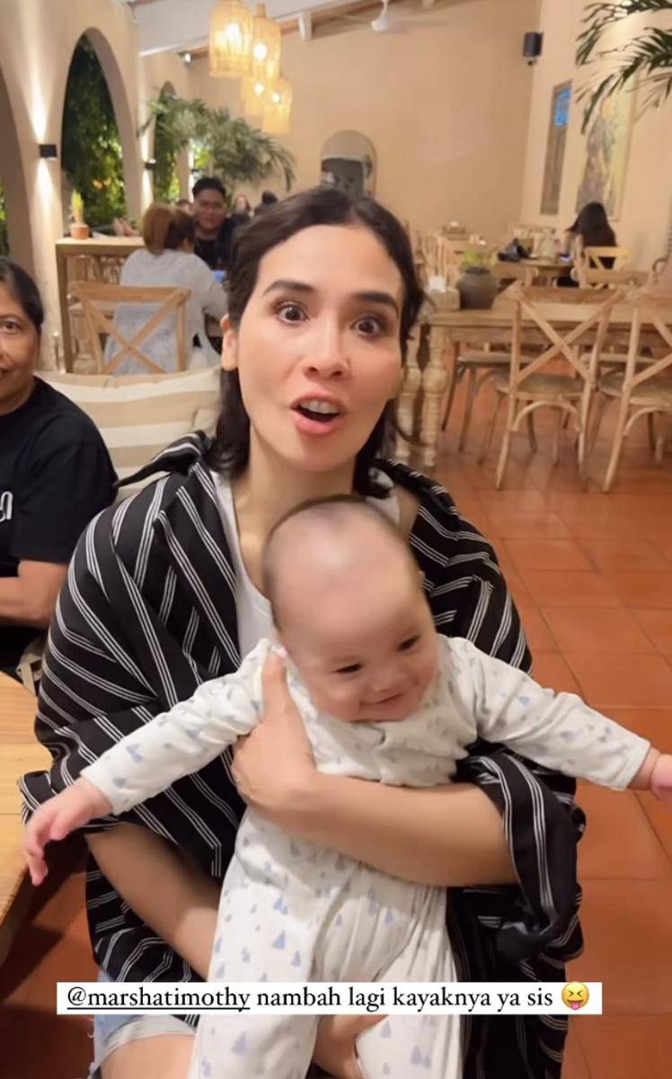 potret Marsha Timothy momong anak Dinda Hauw (Instagram.com/dindahw)