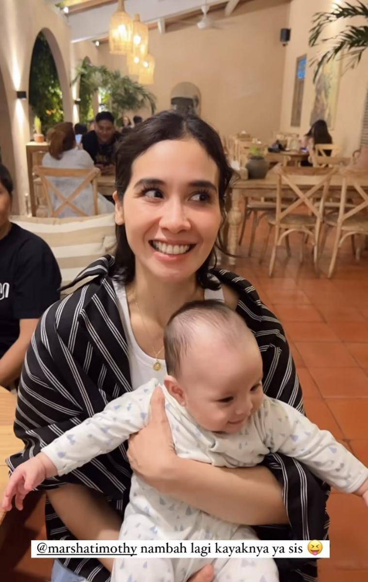 potret Marsha Timothy momong anak Dinda Hauw (Instagram.com/dindahw)